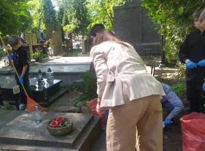 Z wizytą na Starym Cmentarzu na grobach patronów naszej szkoły