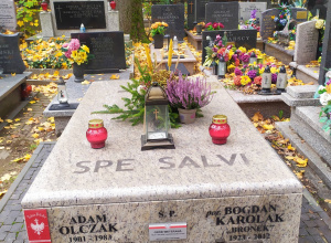 Porządki na grobach na Starym Cmentarzu